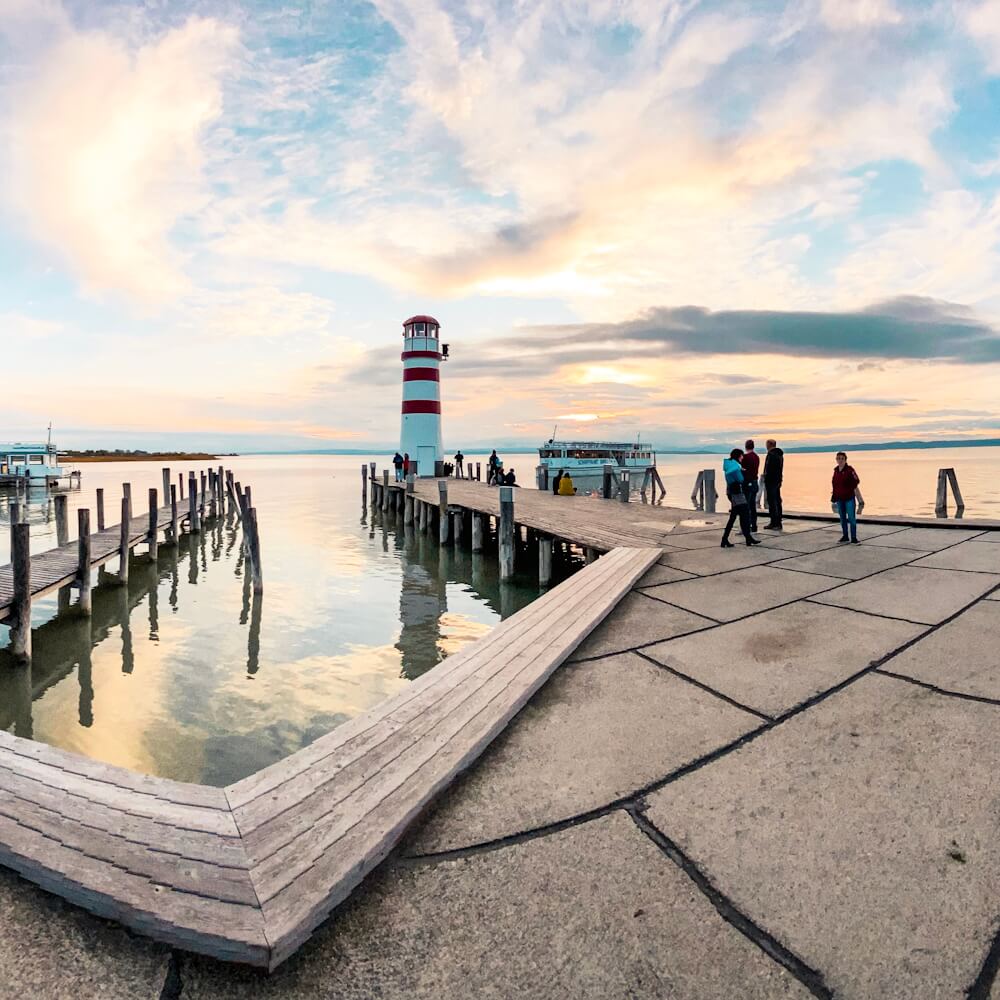 Der Leuchtturm von Podersdorf am See.