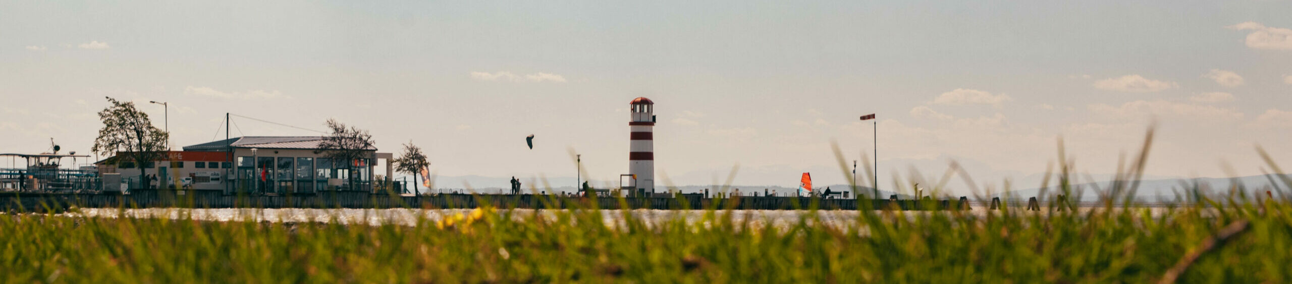 Der Leuchtturm von Podersdorf am See.