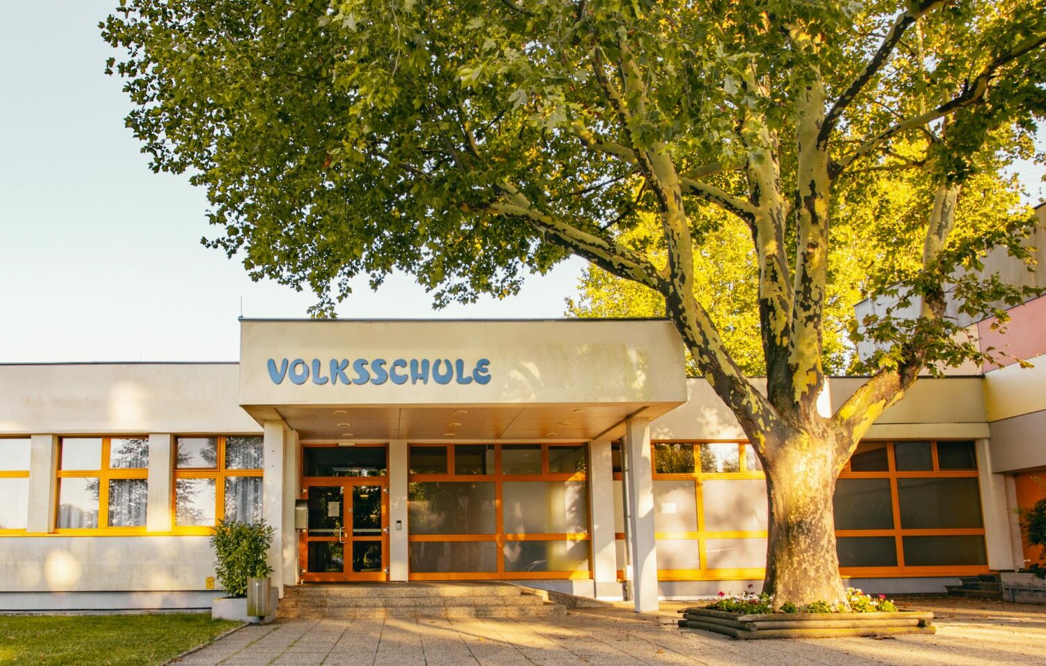 Die Volksschule von Podersdorf am See.